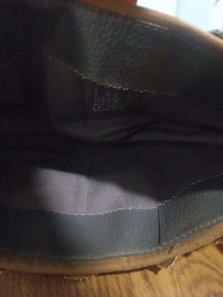 Gorra militar con insignias