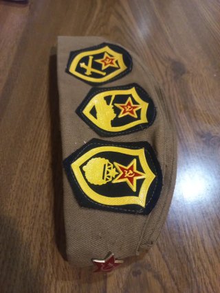 Gorra militar con insignias