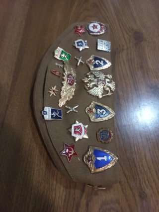 Gorra militar con insignias