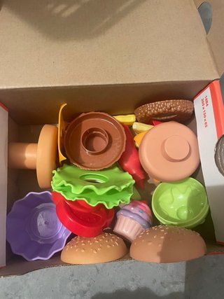 Cocinita de madera con accesorios