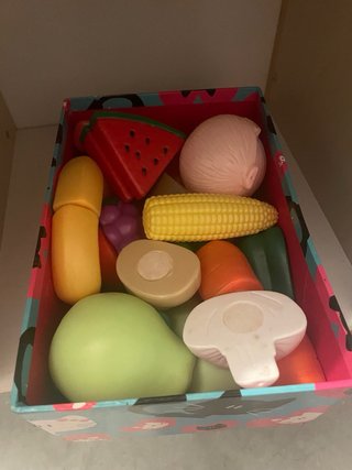 Cocinita de madera con accesorios