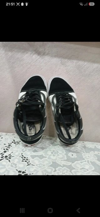 Scarpe Vans nere e bianche con fiamme