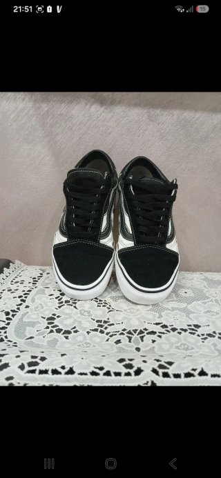 Scarpe Vans nere e bianche con fiamme