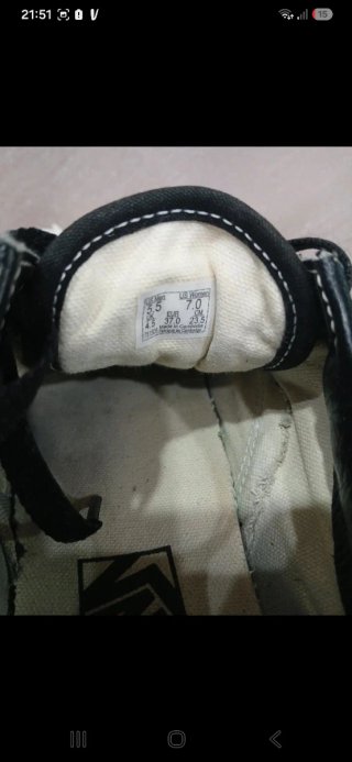 Scarpe Vans nere e bianche con fiamme