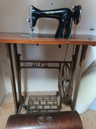Máquina de coser Alfa antigua