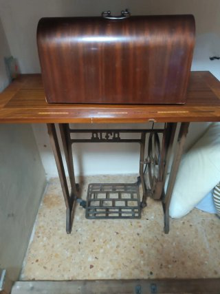 Máquina de coser Alfa antigua