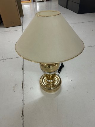 Lámpara de mesa dorada y beige