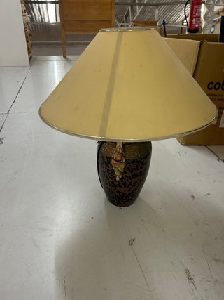 Lámpara de mesa dorada y beige