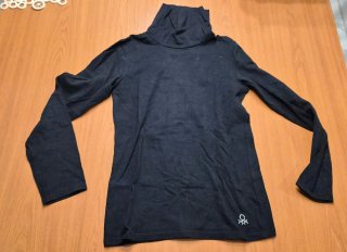 Camiseta negra cuello alto manga larga
