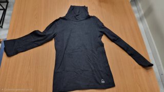 Camiseta negra cuello alto manga larga