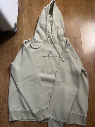 Sudadera beige con estampado floral