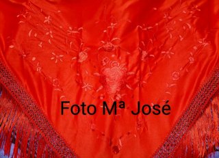 Mantoncillo rojo con bordados