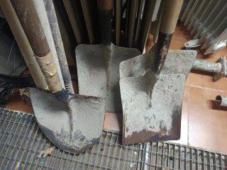 Palas de obra y 2 ruedas de andamio