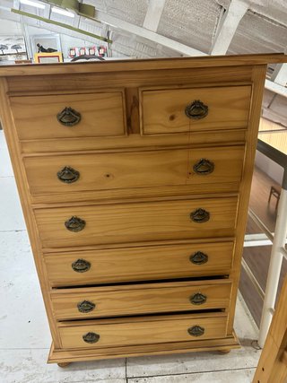 Cómoda de madera con 7 cajones