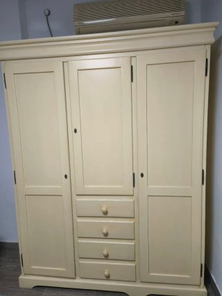 Ropero de madera maciza beige