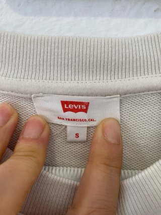 Sudadera Levi's cropped crema logo rojo