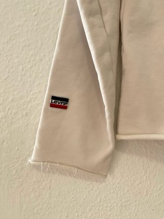 Sudadera Levi's cropped crema logo rojo