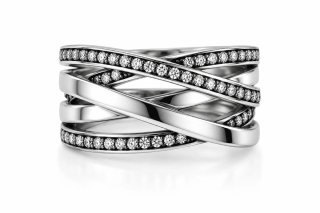 Anillo de plata con diamantes entrelazados