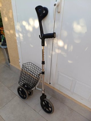 Muleta adaptada con ruedas 2 en 1 /andador híbrido