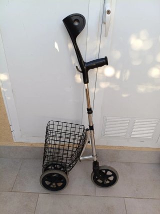 Muleta adaptada con ruedas 2 en 1 /andador híbrido