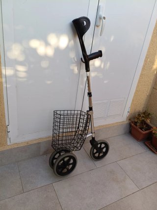 Muleta adaptada con ruedas 2 en 1 /andador híbrido