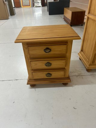 Mesita de noche de madera