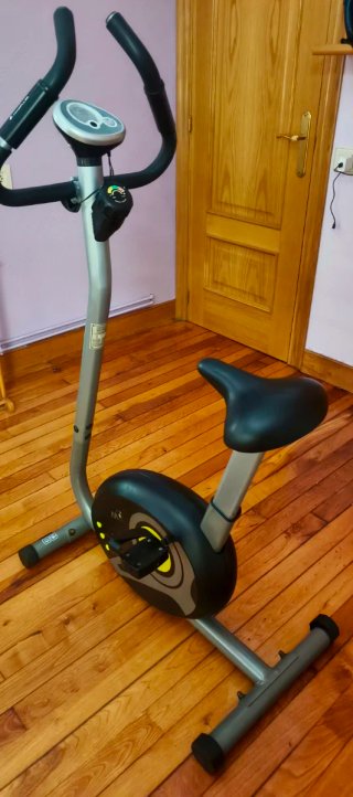 Bicicleta Estática Gris y Negra