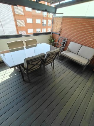 Mesa de terraza con sillas y sofá