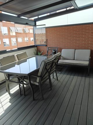 Mesa de terraza con sillas y sofá