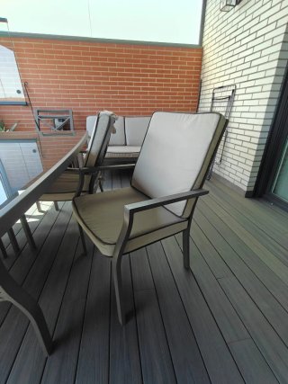 Mesa de terraza con sillas y sofá