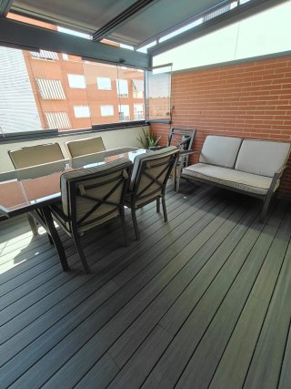Mesa de terraza con sillas y sofá