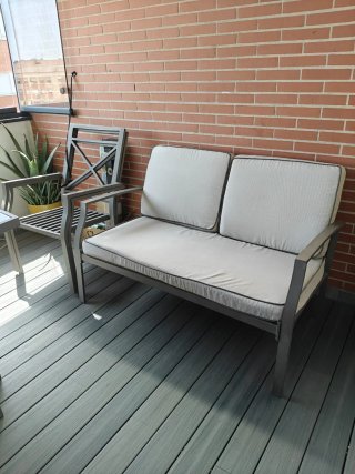 Mesa de terraza con sillas y sofá