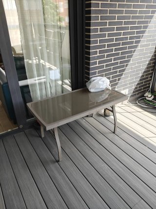 Mesa de terraza con sillas y sofá