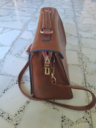 Bolso marrón tipo maletín