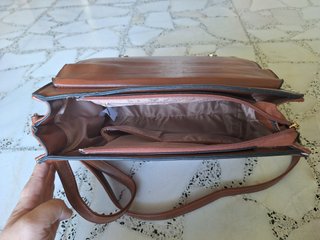 Bolso marrón tipo maletín
