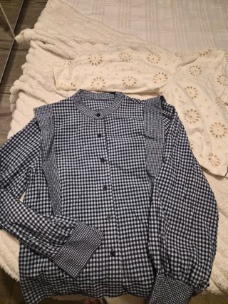 Blusa y chaqueta perforada