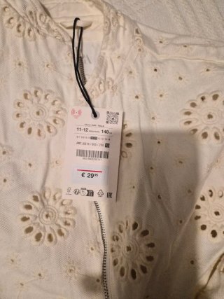 Blusa y chaqueta perforada