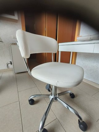Silla de escritorio cómoda con ruedas