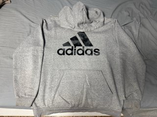 Conjunto Adidas Gris Sudadera y Pantalón