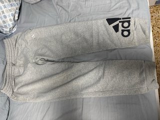Conjunto Adidas Gris Sudadera y Pantalón