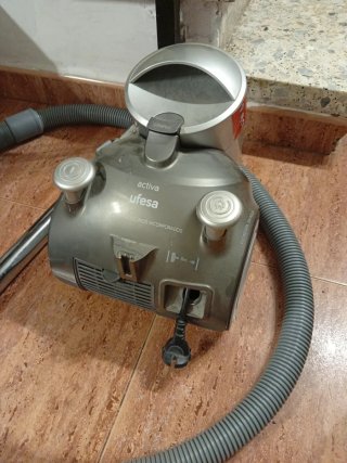 Aspiradora Ufesa Activa Gris Oscuro