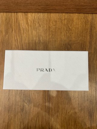 Cajas de diseñador Prada, Versace, Persol