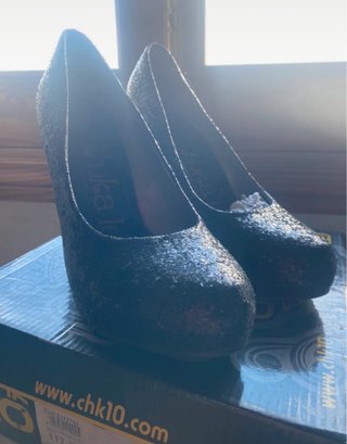 Tacones negros con brillo