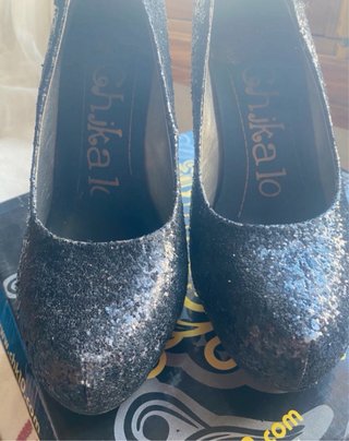 Tacones negros con brillo
