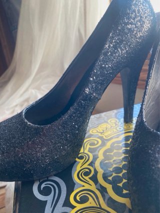 Tacones negros con brillo