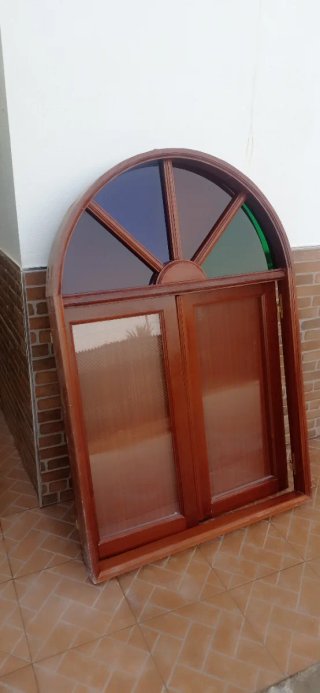 Ventana madera semicircular con cristales