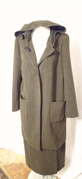 Traje verde con capucha Talla 40