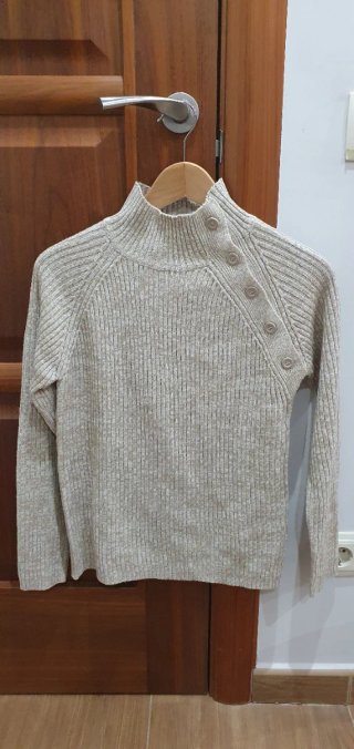 Jersey de punto beige cuello alto