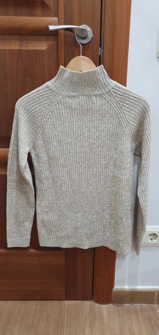 Jersey de punto beige cuello alto