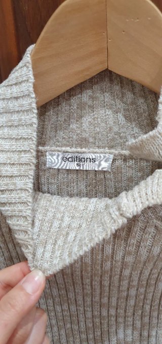 Jersey de punto beige cuello alto